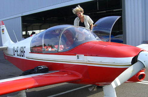 Cillie Rentmeister mit ihrem Flugzeug